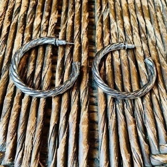 ✨💛 Silver Tone Chunky Twist Hoop Earrings ✨✨ - Picture 3 of 7